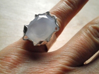 anello artigianale in argento 925 con calcedonio faccettato.