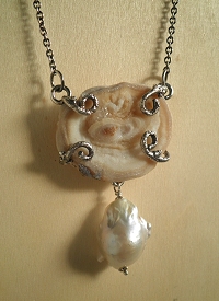 Collana artigianale in argento 925 ossidato con Geode e Perla barocca