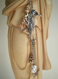 Collana in argento 925 ossidato con inserto in bronzo rosa Granato e Perla barocca