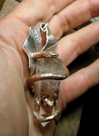 Pendente in argento 925 e bronzo rosa ossidati con Cristallo di Rocca