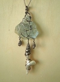 Pendente artigianale in argento 925 ossidato con acquamarina grezza e perla barocca