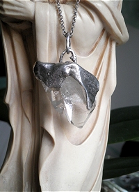 Pendente artigianale in argento 925 ossidato con cristallo di rocca